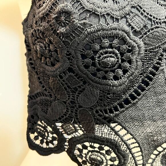 Size S Abercrombie & Fitch Black Crocheted Crop Top - Picture 3 of 8